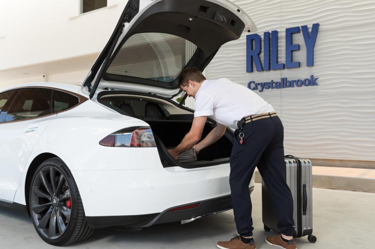 Crystalbrook Riley Hotel Cairns Bagian luar foto Tesla Model S with open liftgate