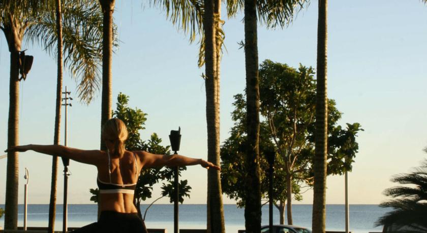 Crystalbrook Riley Hotel Cairns Bagian luar foto A woman doing a push-up